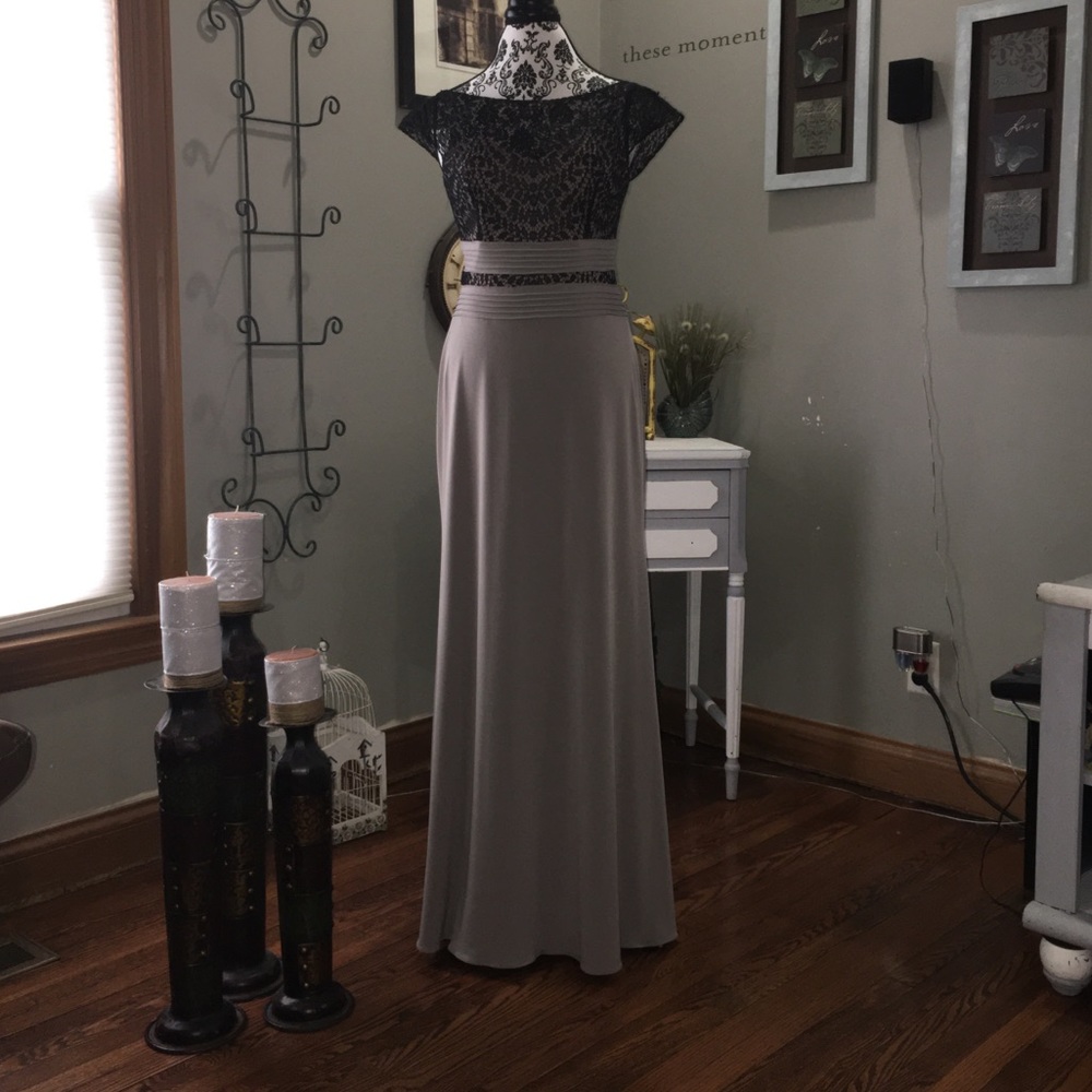 Jade by Jasmine Long boat neckline Gown women’s 8
